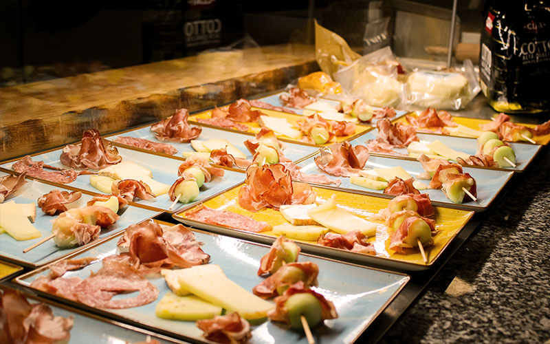 Bild von einem Vorspeisen-Teller mit Schinken, Käse und Antipasti.